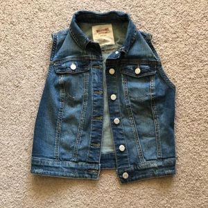 Sleeveless jean jacket